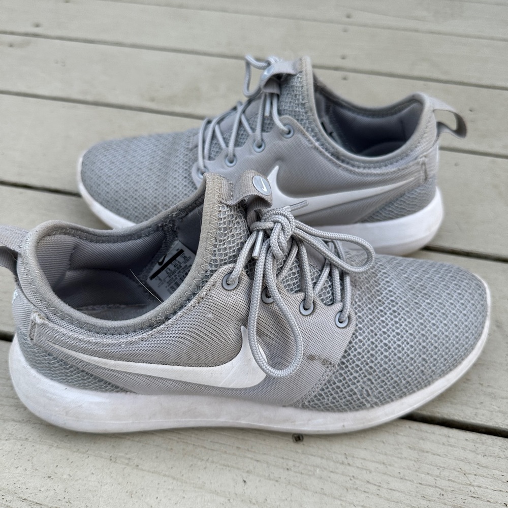 NIKE roshe, women’s size 9, light grey
